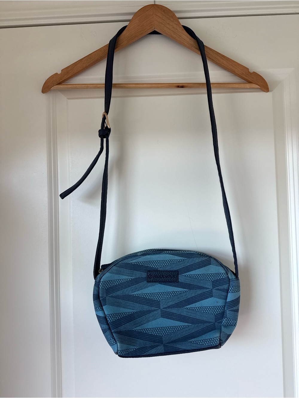 Manaola crossbody